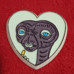 VINTAGE 1980's  E.T. EXTRA-TERRESTRIAL PLASTIC Heart Pin Taiwan Republic China